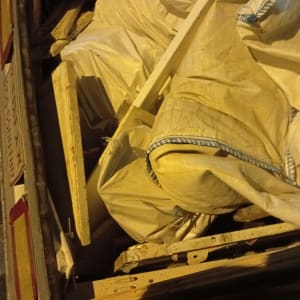 שקי פסולת ועץ בערימה לפינוי