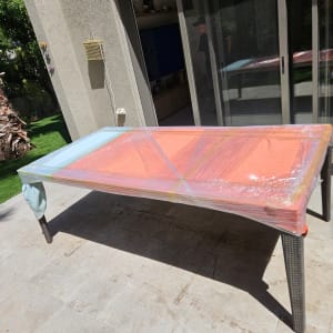 שולחן עטוף בניילון צבעוני למעבר דירה