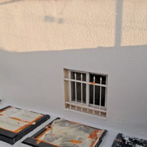 משטחים מכוסים בניילון וקשורים בסרט דבק כתום
