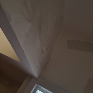 תיקוני צבע על קיר ליד חלון