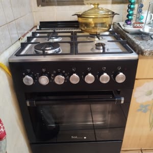 כיריים גז עם סירים ומכסה זכוכית במטבח