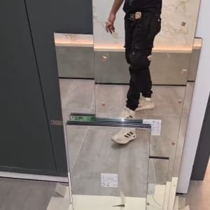 מראות מונחות על רצפה עם השתקפות חלקית של אדם
