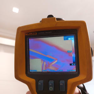 מצלמה תרמית מציגה תמונה של נזילה אפשרית בתקרה