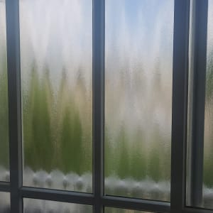 חלון זכוכית עם זכוכית מט模ט
