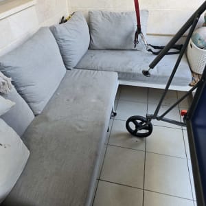 ספה אפורה עם כתמים על הריפוד