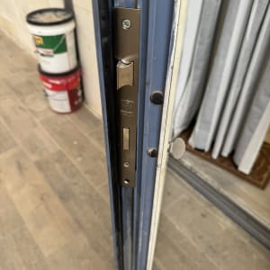 מנעול לדלת עם מסגרת מתכת