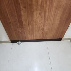 מנעול מותקן בתחתית דלת עץ