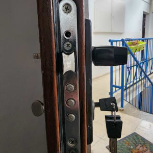 מנעול דלת עם מפתחות תלויים בצילינדר