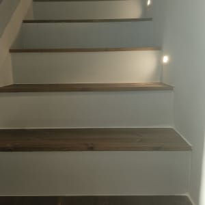 מדרגות עץ עם תאורה מובנית בקיר