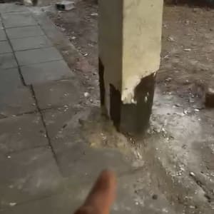 עמוד עם נזק בבסיסו על מדרכה