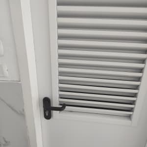 דלת עם ידית ומנעול