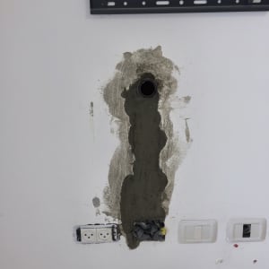 שקעי חשמל ותשתית קיר בעבודת חשמל