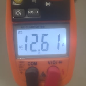 מד מתח AC עם תצוגה של 12.61 אמפר