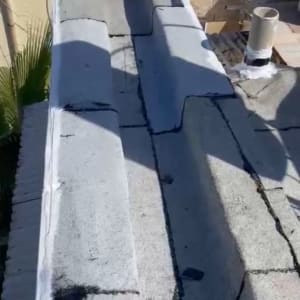 גג אטום עם יריעות ביטומניות ואיטום סביב צינור