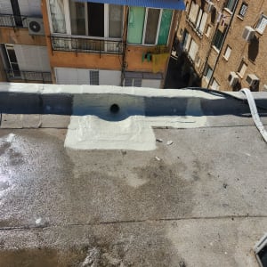 גג עם צינור ניקוז ותיקון איטום סביבו