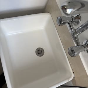 כיור נקי עם ברזים מבריקים