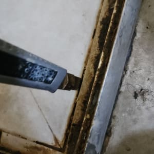 כלי עבודה בודק דליפה במשטח מתכת חלוד