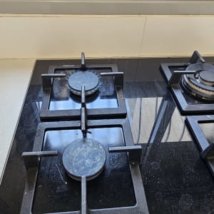 כיריים גז במטבח עם סירים ותבלינים