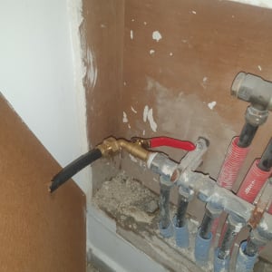 צנרת מים עם ברז אדום וחיבורים שונים