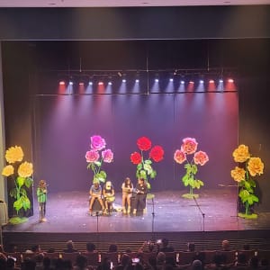 במה עם פרחים גדולים ותאורה צבעונית לאירועים