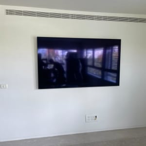 קיר גבס עם טלוויזיה תלויה ושקעי חשמל