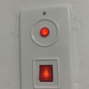 מתג חשמלי עם נורית חיווי אדומה דולקת