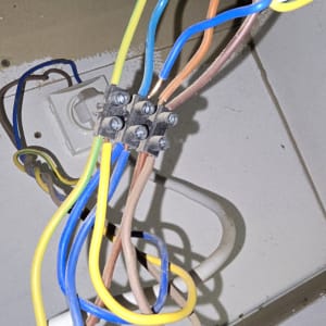 חוטי חשמל צבעוניים מחוברים לקופסת חיבורים