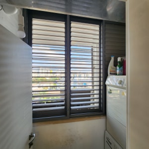 תריסי אלומיניום בחלון עם נוף עירוני