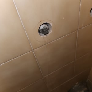 בורג בקיר אריחים, חלק מעבודת אינסטלציה