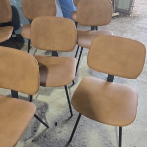 כיסאות מרופדים בעור חום בסדנה