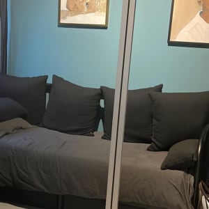 מראה זכוכית גדולה על קיר חדר שינה