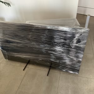 מסך טלוויזיה עטוף בניילון נצמד על רצפה