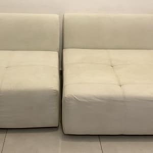 שתי ספות לבנות נקיות ומסודרות בחדר