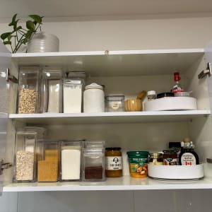 ארון מטבח מאורגן עם קופסאות תבלינים ומוצרים
