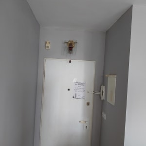 קיר צבוע באפור עם דלת לבנה