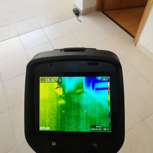 מצלמה תרמית מציגה תמונה של אזור עם דליפת חום