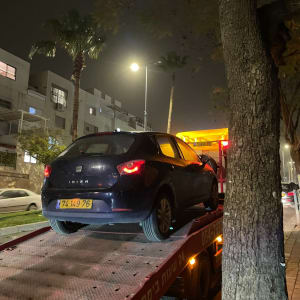 רכב על גרר ברחוב בלילה, שירותי גרירה