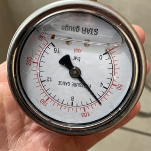 מד לחץ עם מחוג על 0 PSI