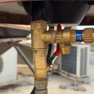 שסתום ומחברים במערכת חימום סולארית