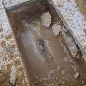 חפירה ברצפה עם מים ובוץ, זיהוי נזילה