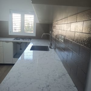 שיש חדש עם כיור וברז מותקנים במטבח