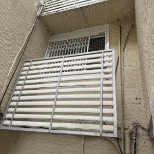 רשת הגנה על מרפסת למניעת כניסת יונים