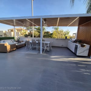 פרגולה מאלומיניום עם ריהוט גן ומטבח חוץ