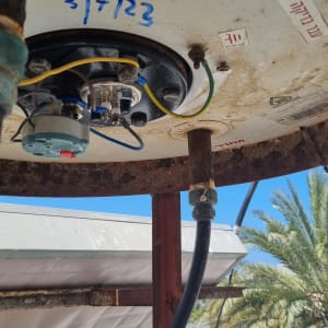 חלק תחתון של דוד שמש עם חיבורים וצינורות