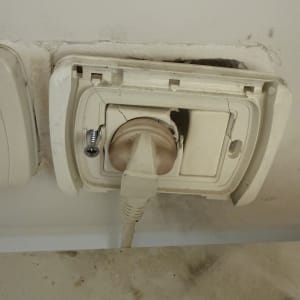 שקע חשמלי עם תקע מחובר בקיר