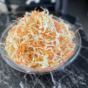 קערת סלט כרוב וגזר על שולחן שיש