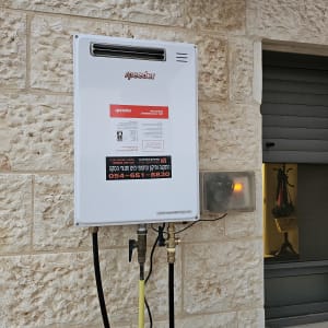 מחמם מים גז מותקן על קיר חיצוני