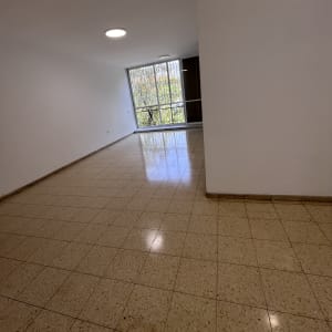 רצפה נקייה ומבריקה בחדר ריק עם חלון גדול