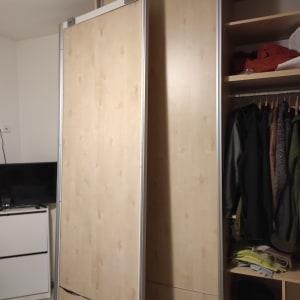 ארון בגדים עם דלתות עץ ומדפים