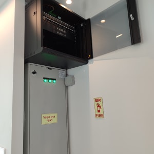 ארון תקשורת פתוח עם כבלים ומתגים